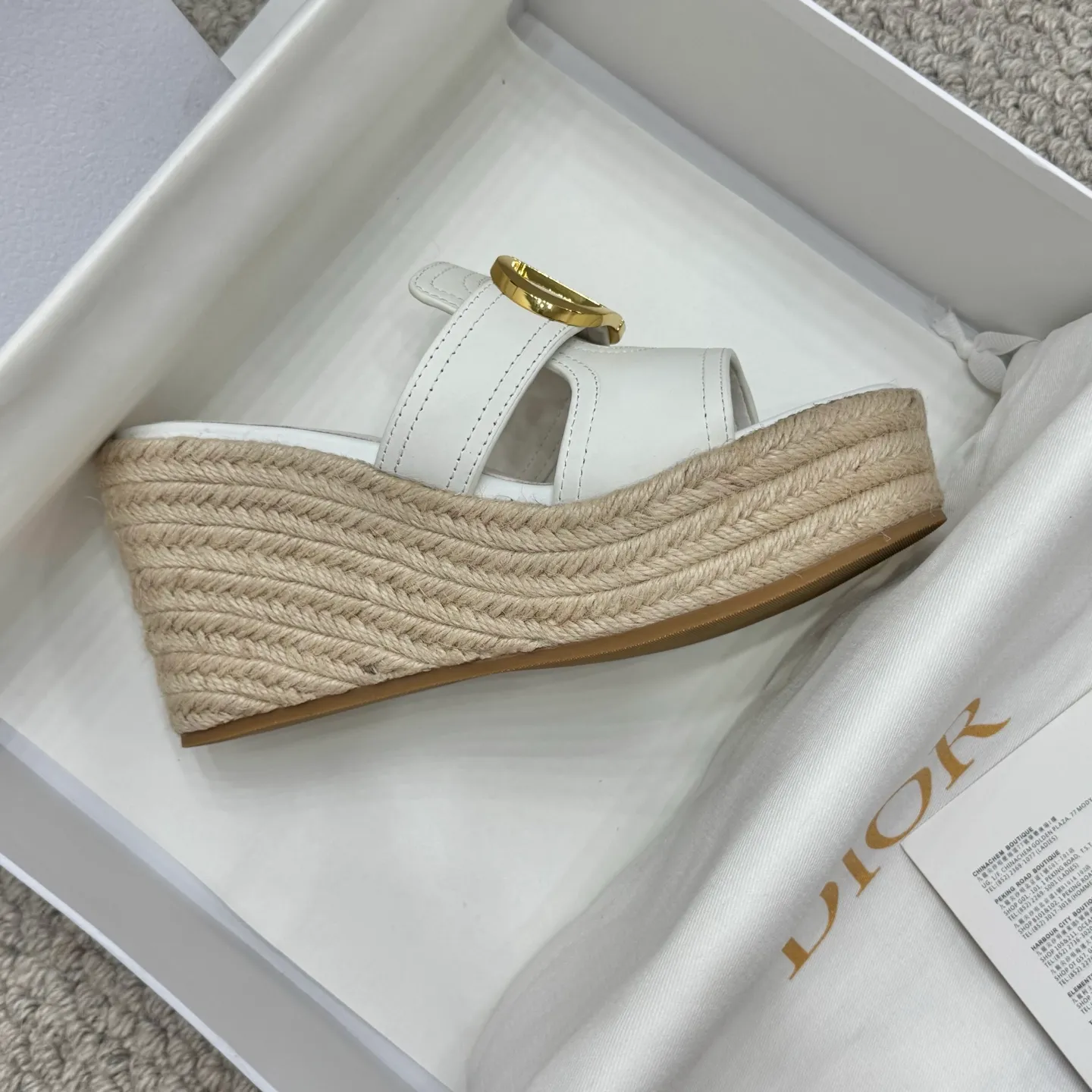 👟👟Ex-factory price 520👟👟 Increased height version✅🇨🇳 🇨🇳Dior 25ss summer high version new sandals. Simple and super versatile. Perfect and luxurious on the feet, can be matched with any spring and summer clothes. The foot feels even more comfortable! The material is a perfect replica of the original. Original disassembly and molding. ✅❶Material: original customized cowhide ✅❷Inner: original customized sheepskin ✅❸Foot: original customized sheepskin ✅❹Outsole: original woven wedge outsole ✅❺Heel height: 9.5cm ✅❻Packaging: original full set of packaging ✅❼Number: 35-41